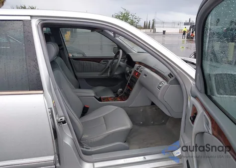 2001 Mercedes-Benz E 320 from USA, damaged, VIN WDBJF65J81B296056